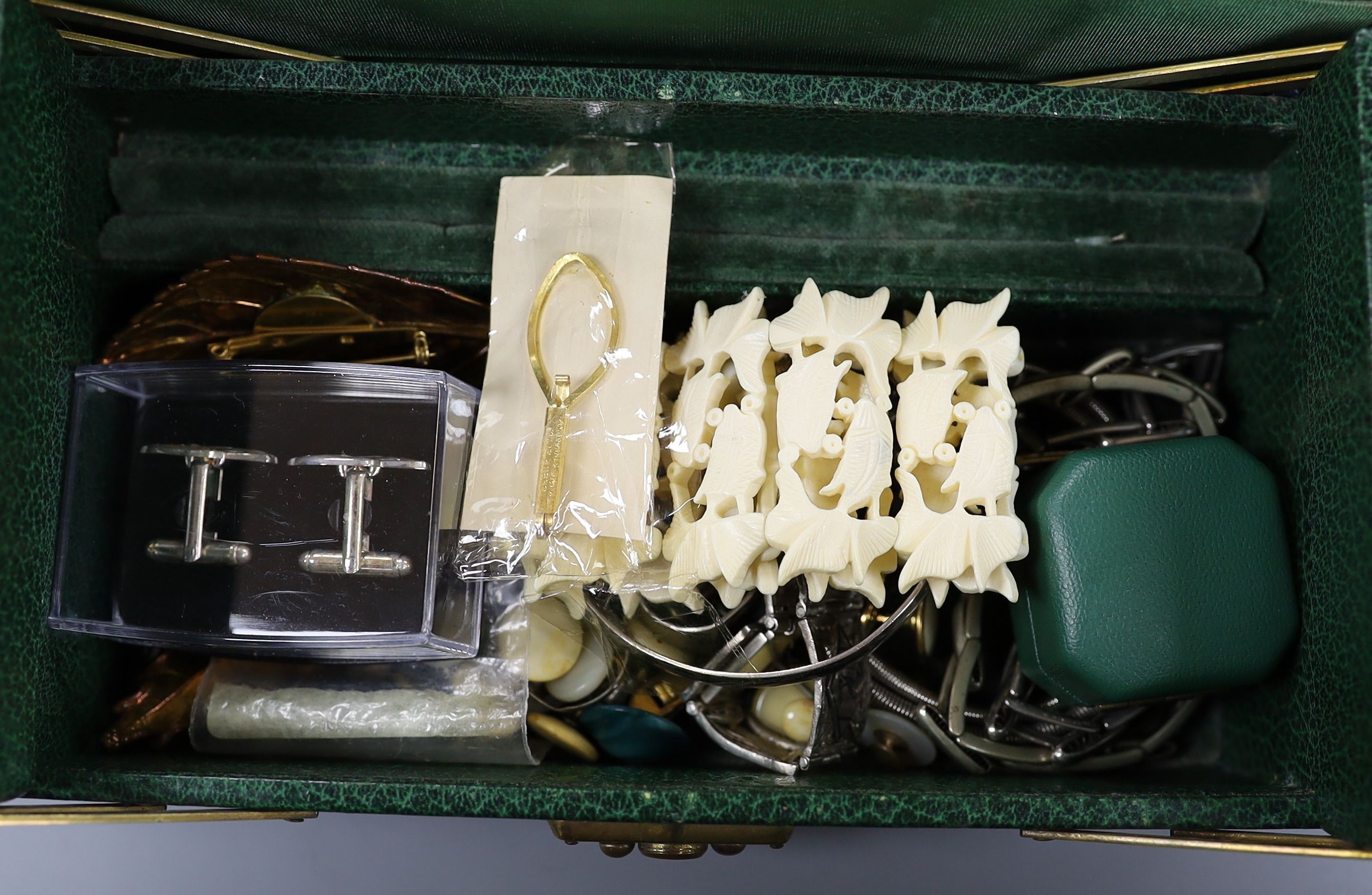 A quantity of assorted costume jewellery.